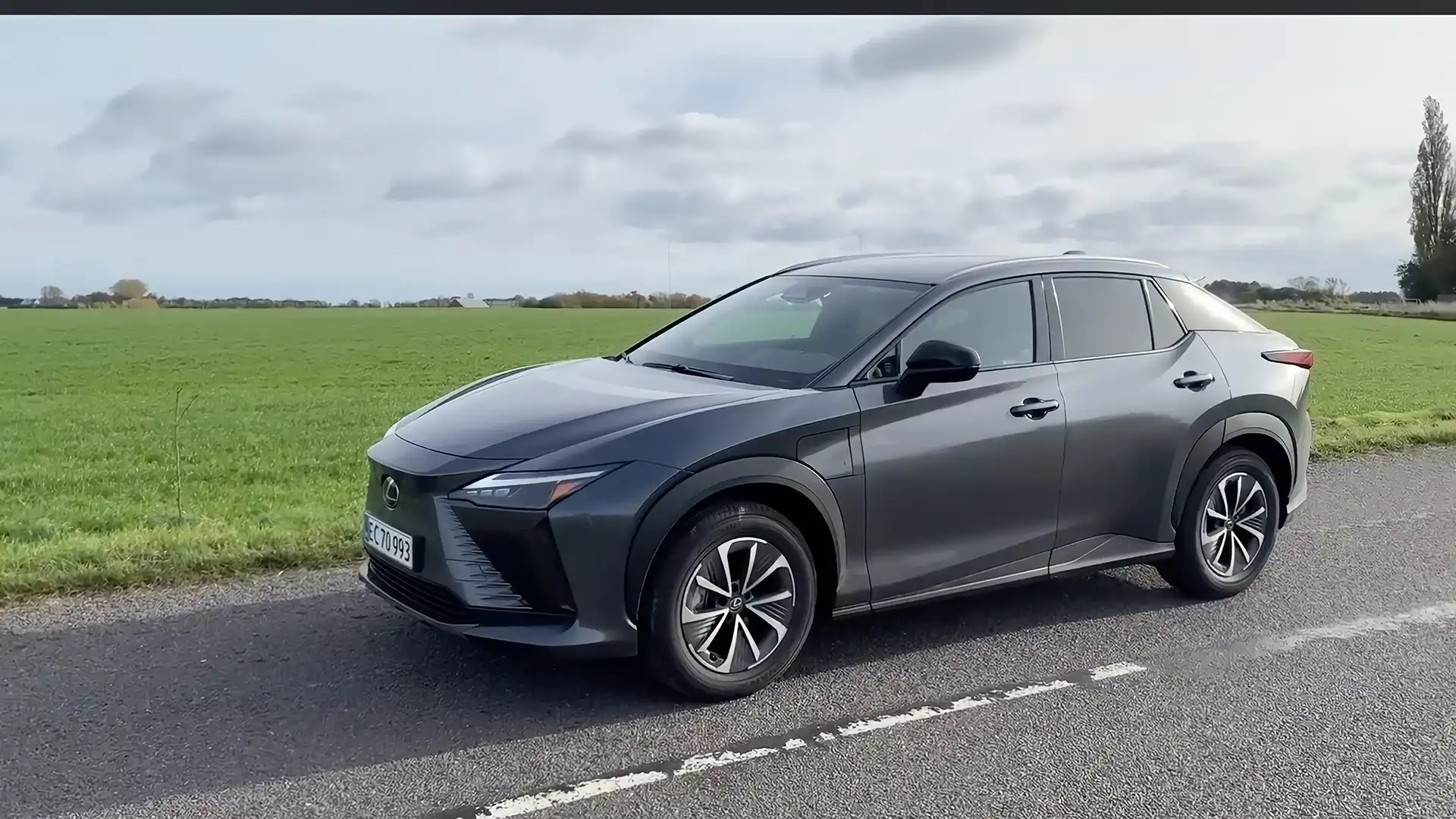 Lexus RZ video
