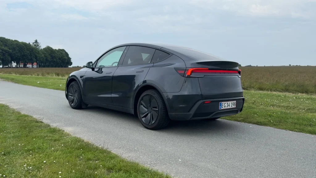 Tesla Model Y – skrå bagfra