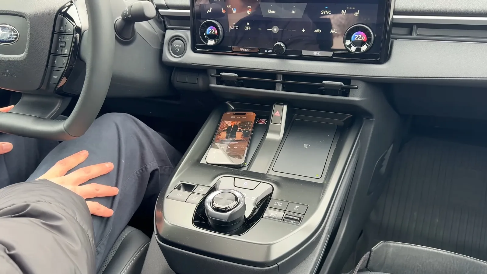 Subaru Solterra – midterkonsol