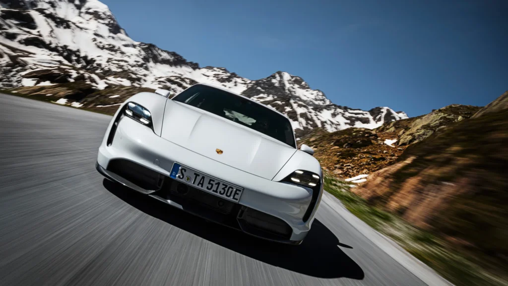 Porsche Taycan – skrå forfra