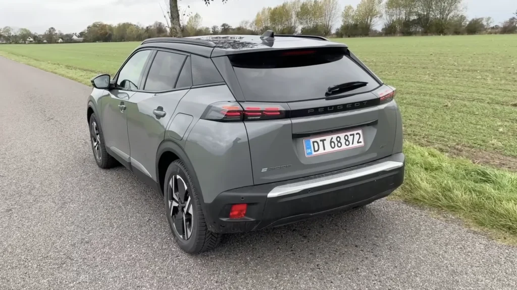 Peugeot E-2008 – skrå bagfra