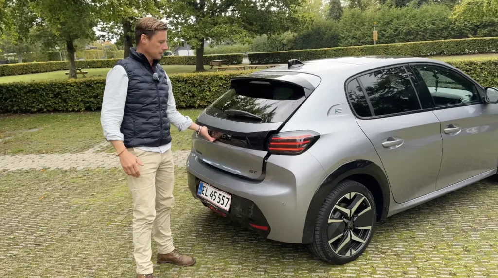 Peugeot E-208 – bagfra