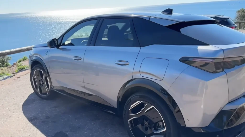 Peugeot E-3008 – skrå bagfra