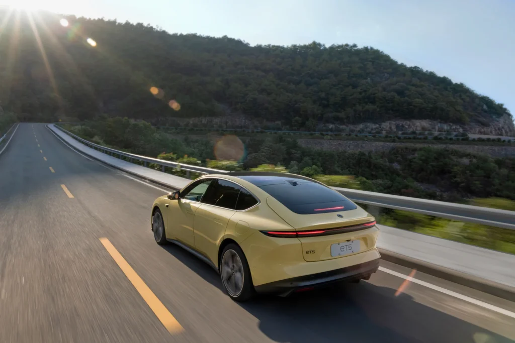 NIO ET5 – skrå bagfra
