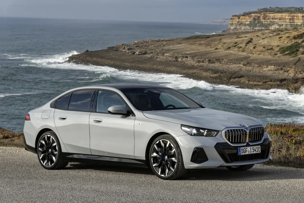 BMW i5 – skrå forfra