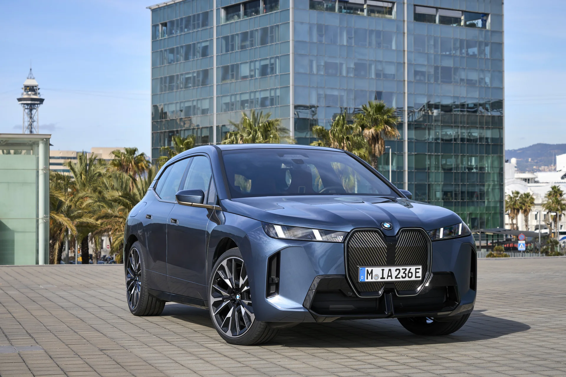 BMW iX – skrå forfra