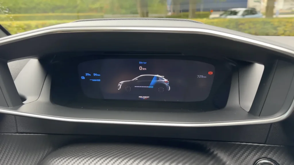 Peugeot E-208 – speedometer