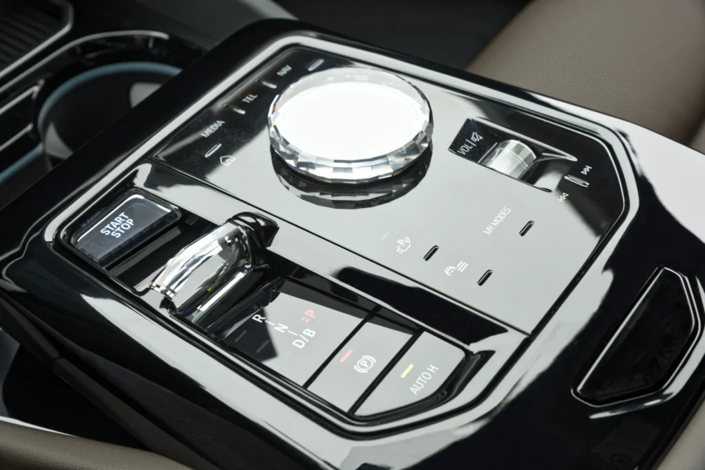 BMW i5 – midterkonsol