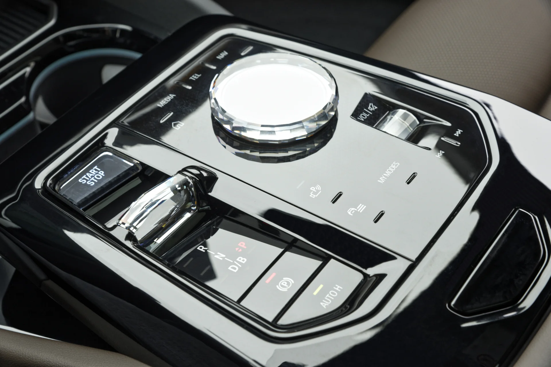 BMW i5 – midterkonsol