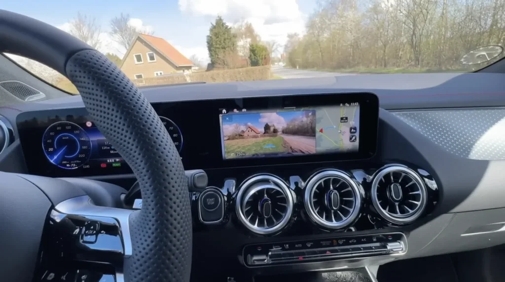 Mercedes-Benz EQA – skærm