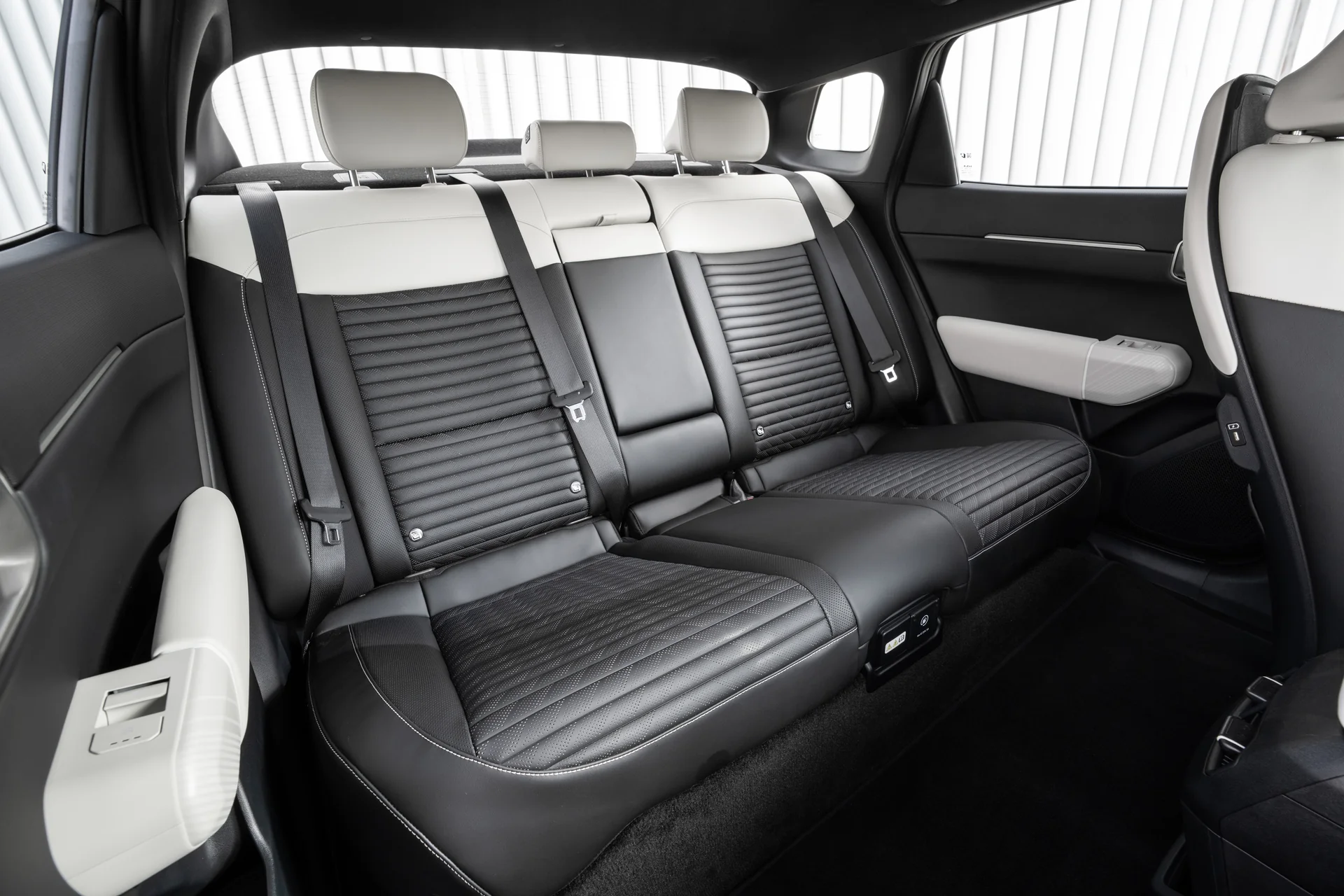 Kia EV4 Fastback – bagsæder