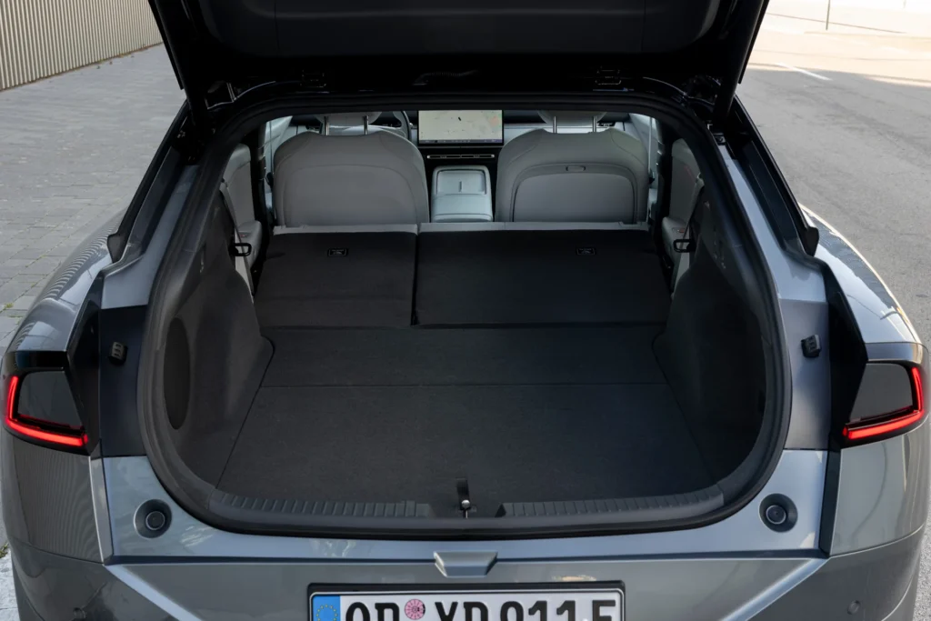 Xpeng P7+ – bagagerum m. sæder nede