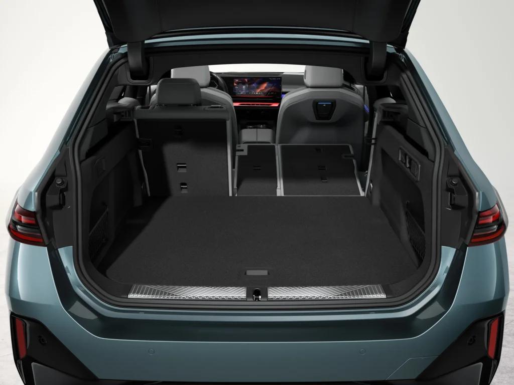 BMW i5 Touring – bagagerum m. sæder nede