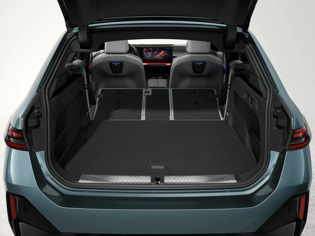 BMW i5 Touring – bagagerum m. sæder nede