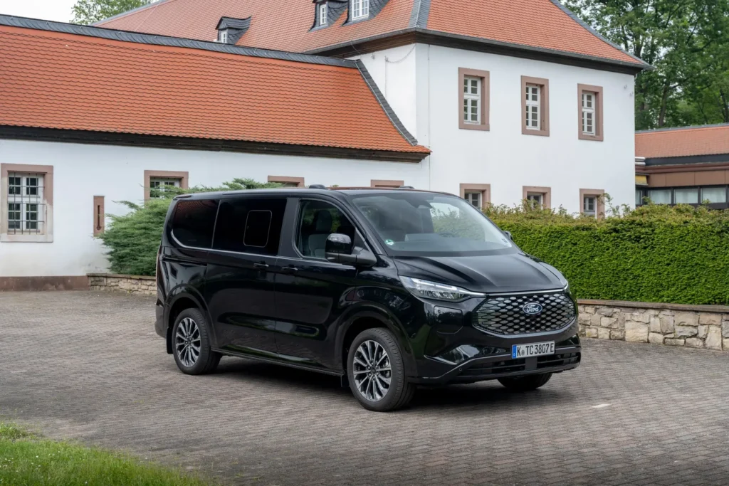 Ford E-Tourneo Custom – skrå forfra