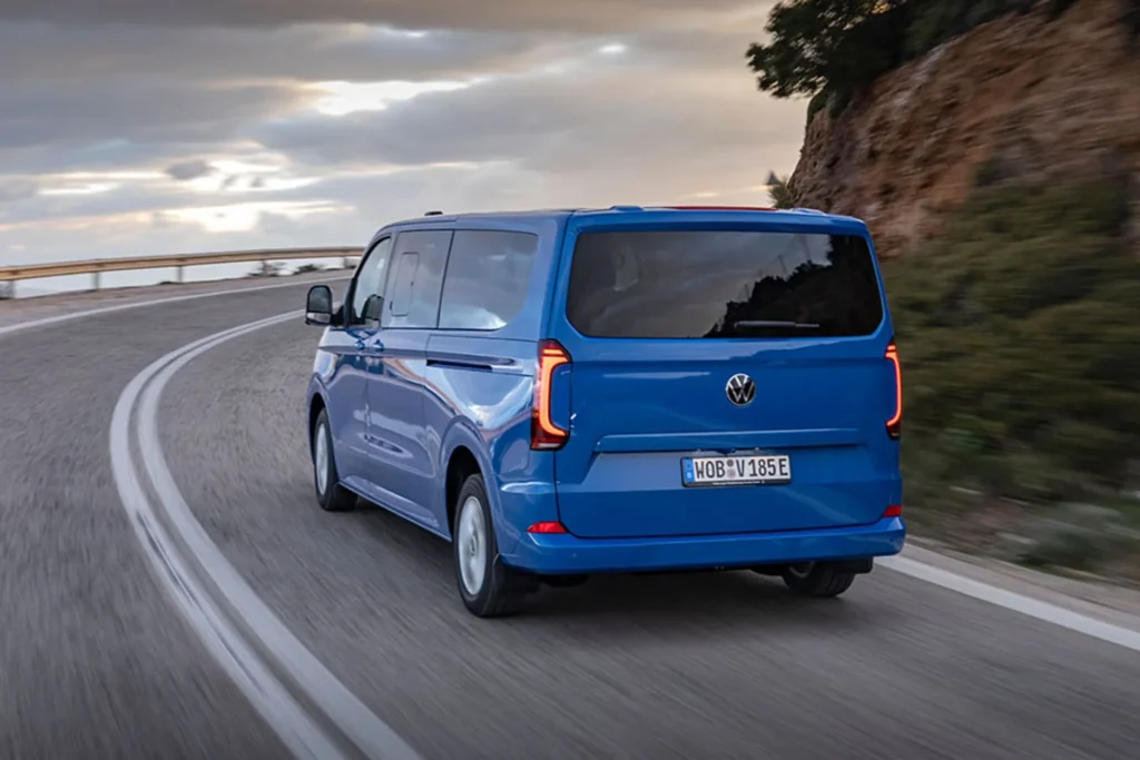 Volkswagen e-Caravelle – skrå bagfra