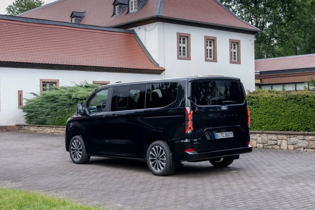 Ford E-Tourneo Custom – skrå bagfra