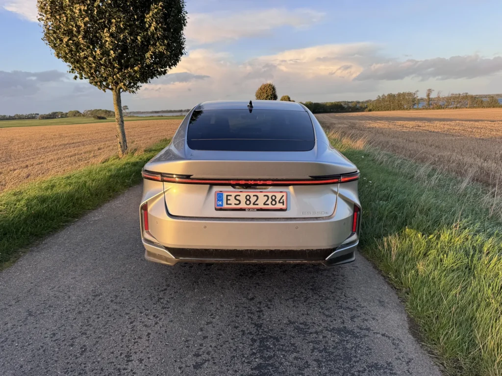 Lexus ES – bagfra