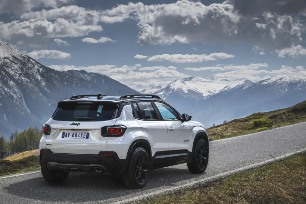 Jeep Avenger – skrå bagfra