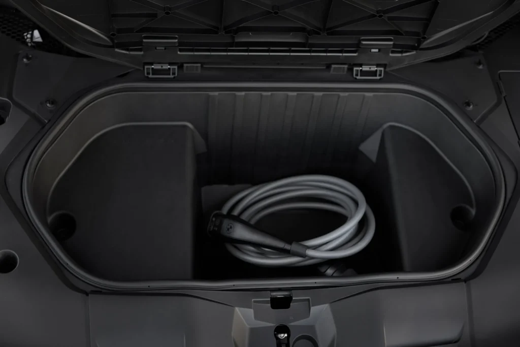 BMW iX4 – frunk